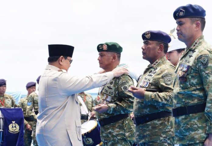 FOTO: Presiden RI Prabowo Subianto saat memberikan penganugerahan Tanda Kehormatan Bintang Yudha Dharma Pratama kepada Pangdivif 3 Kostrad, Mayjen TNI Bangun Nawoko, di atas KRI dr. Radjiman Wedyodiningrat-992 yang berlayar di Teluk Jakarta. Kamis (2/10/2025). (Istimewa)