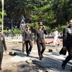 Taman Makam Pahlawan Panaikang Kotor Tanpa Penyapu dan Air Bersih, Gubernur dan Walikota Diminta Peduli FOTO: Perwira menengah TNI AD saat mengikuti tabur bunga nasional dalam rangka HUT TNI ke 80, Jumat pagi (3/10). (foto: AP Wawo)