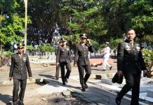 Taman Makam Pahlawan Panaikang Kotor Tanpa Penyapu dan Air Bersih, Gubernur dan Walikota Diminta Peduli FOTO: Perwira menengah TNI AD saat mengikuti tabur bunga nasional dalam rangka HUT TNI ke 80, Jumat pagi (3/10). (foto: AP Wawo)