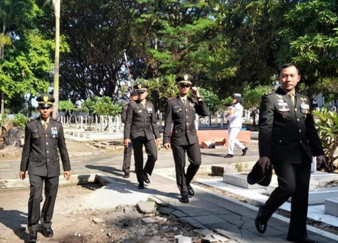 FOTO: Perwira menengah TNI AD saat mengikuti tabur bunga nasional dalam rangka HUT TNI ke 80, Jumat pagi (3/10). (foto: AP Wawo)