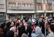 Didatangi Warga, FKS Land Tallasa City Pastikan Tak Pernah Jalin Kerjasama dengan Pihak PLTSA FOTO: Perwakilan warga dari Cluster Alamanda, Mula Baru, dan Tamalalang mendatangi kantor Management Office Tallasa City, Tamalanrea, Kota Makassar, Jumat siang, (3/10/25).