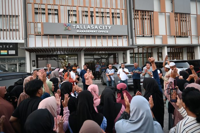 FOTO: Perwakilan warga dari Cluster Alamanda, Mula Baru, dan Tamalalang mendatangi kantor Management Office Tallasa City, Tamalanrea, Kota Makassar, Jumat siang, (3/10/25).
