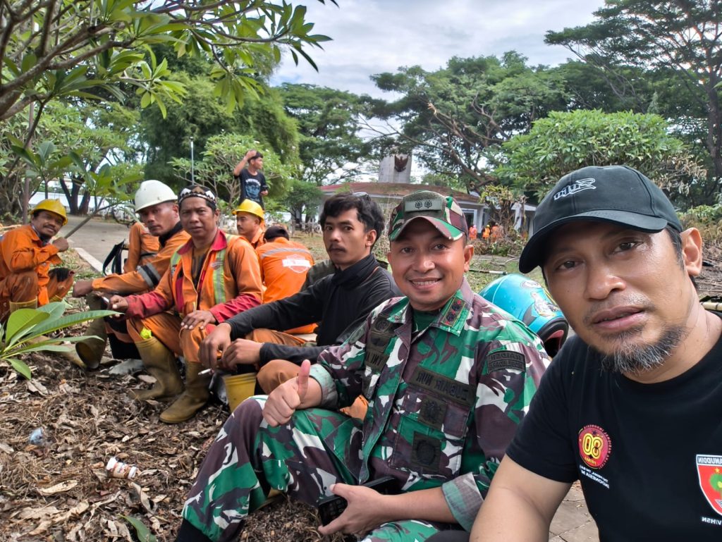 FOTO: Ketua Karang Taruna Makassar dan Mayor Inf Mappayukkung, Danramil 10 Panakkukang/Manggala serta petugas kebersihan dari Pemkot Makassar. Jumat sore (3/10)
