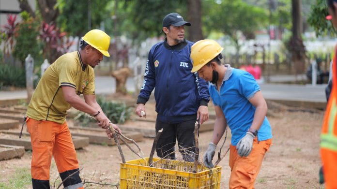 FOTO: Muhammad Zulkifli, Ketua Karang Taruna Kota Makassar dalam kegiatan bakti sosial di TMP Panaikang Makassar. Sabtu (4/10)