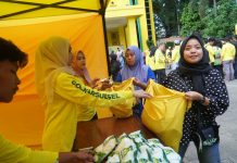 Golkar Sulsel Gelar Pasar Murah dan Pemeriksaan Kesehatan Gratis di Makassar FOTO: Warga kota Makassar saat membeli sembako di pasar murah partai golkar Sulsel.