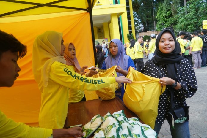IMG-20251005-WA0111 FOTO: Warga kota Makassar saat membeli sembako di pasar murah partai golkar Sulsel.