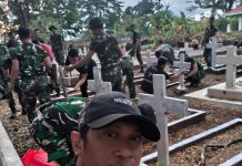 Karang Taruna Makassar dan Personel KODAM XIV Hasanuddin Berhasil Cet 2000 Makam di TMP Panaikang FOTO: Ketua Karang Taruna Makassar, Muhammad Zulkifli dan Personel dari Kodam XIV Hasanuddin dalam giat bhakti sosial di Taman Makam Pahlawan Panaikang, Kota Makassar, Sulawesi Selatan. Ahad (5/10/2025).