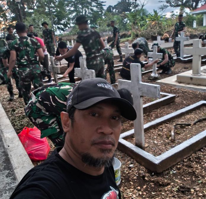 FOTO: Ketua Karang Taruna Makassar, Muhammad Zulkifli dan Personel dari Kodam XIV Hasanuddin dalam giat bhakti sosial di Taman Makam Pahlawan Panaikang, Kota Makassar, Sulawesi Selatan. Ahad (5/10/2025).