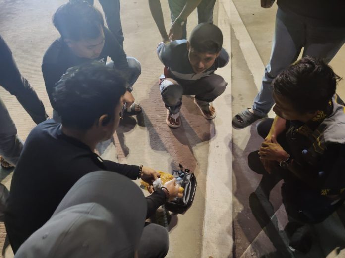 FOTO: Dua pria berinisial RMN (25) dan AMCS (31) diamankan Ditresnarkoba Polda Riau lantaran diduga terlibat peredaran 298 gram narkotika jenis sabu, Senin (22/9) lalu.