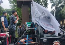 FRAMAG Desak Polda Sulsel Netral dan TNI Ditarik dari Lahan Sengketa Fatimah Kalla vs PT GMTD FOTO: Front Rakyat Anti Mafia Agraria (FRAMAG) Kota Makassar saat menggelar aksi unjuk rasa di Mapolda Sulsel. Senin (6/10)