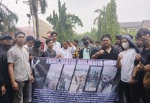 FRAMAG Gugat Netralitas BPN dan Polda, Soroti Peran Walikota Makassar dalam Sengketa Lahan Fatimah Kalla vs PT GMTD FOTO: Aksi demonstrasi yang digelar Front Rakyat Anti Mafia Agraria (FRAMAG) hari ini di Kantor BPN Kota Makassar Jl. AP Pettarani. Senin (6/10/2025)