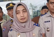 BPN Makassar Ngaku Belum ada Pengurusan Administrasi Sertipikat PT Hadji Kalla di Lahan Milik PT GMTD Tbk FOTO: Kepala Bidang (Kabid) Sengketa Badan Pertanahan Makassar, Nanny saat menerima ratusan demonstran yang menamakan dirinya Front Rakyat Anti Mafia Agraria (FRAMAG). Senin (6/10/2025)