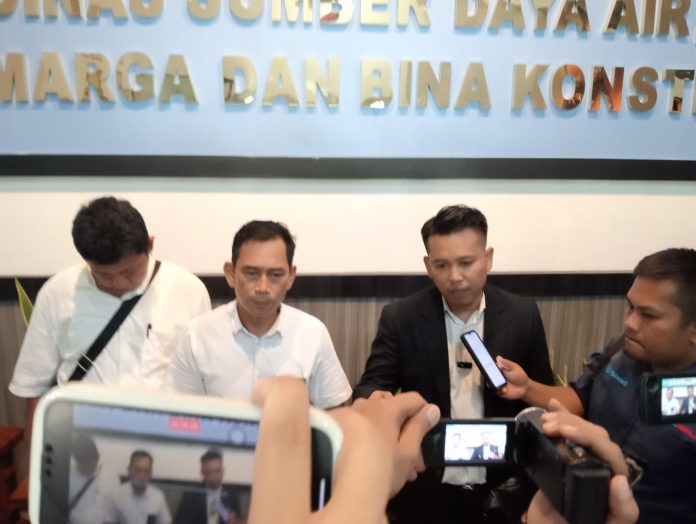 IMG-20251006-WA0402 FOTO: Pengadilan Negeri Lubuk Pakam, melalui juru sita Azhary Siregar, S.H., telah melaksanakan penetapan eksekusi pembayaran , dengan nomor 11/Pdt.Eks/2024/PN Lbp jo.174/Pdt.G/2021/PN Lbp kepada Pemerintah Kabupaten (Pemkab) Deli Serdang di objek perkara Dinas Sumber Daya Air, Bina Marga, dan Bina Konstruksi (SDABMBK) pada hari Senin, 6 Oktober 2025.