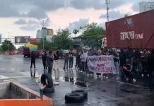 Aliansi Mahasiswa UNM Gelar Aksi “Reformasi Kampus Orange” FOTO: Ratusan mahasiswa yang tergabung dalam Aliansi Mahasiswa UNM menggelar aksi demonstrasi bertajuk “Reformasi Kampus Orange” di depan Gedung Pinisi Universitas Negeri Makassar (UNM), Senin (6/10).