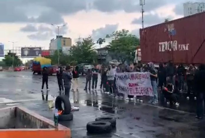 IMG-20251006-WA0492 FOTO: Ratusan mahasiswa yang tergabung dalam Aliansi Mahasiswa UNM menggelar aksi demonstrasi bertajuk “Reformasi Kampus Orange” di depan Gedung Pinisi Universitas Negeri Makassar (UNM), Senin (6/10).