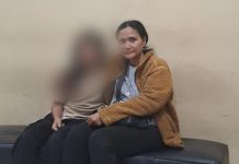 Dilaporkan Gelapkan Surat Tanah Warisan, Janda Beranak Satu Asal Pekan Baru Minta Perlindungan Kapolri FOTO: Tomay Maya Sitohang orang tua dari CAMS saat dilakukan penahanan.