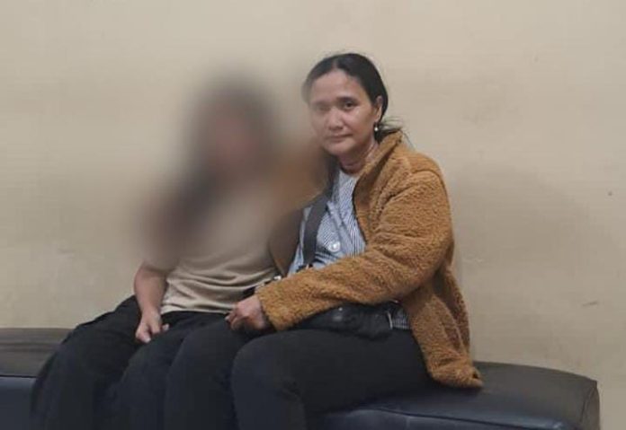 FOTO: Tomay Maya Sitohang orang tua dari CAMS saat dilakukan penahanan.