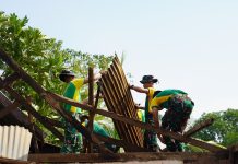 Divif 3 Kostrad Sigap Pulihkan Kondisi Pasca Hujan dan Angin Besar, Wujud Nyata Kepedulian Prajurit FOTO: Prajurit Divisi Infanteri 3 Kostrad bergerak cepat melakukan pembenahan dan pembersihan di lingkungan sekitar satuan pasca hujan deras disertai angin besar yang melanda. Bertempat di Pakatto, Gowa, Sulsel. Selasa (07/10/2025).