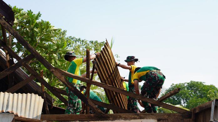IMG-20251007-WA0171 FOTO: Prajurit Divisi Infanteri 3 Kostrad bergerak cepat melakukan pembenahan dan pembersihan di lingkungan sekitar satuan pasca hujan deras disertai angin besar yang melanda. Bertempat di Pakatto, Gowa, Sulsel. Selasa (07/10/2025).