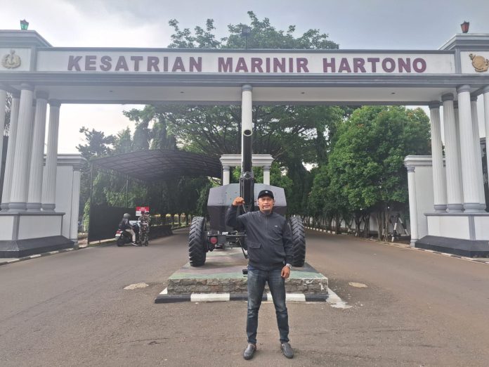 IMG-20251007-WA0219 FOTO: Ketua Umum LASKAR, Illank Radjab, S.H., usai melayangkan laporan resmi ke Markas Komando Marinir di Cilandak, Pasar Minggu, Jakarta Selatan, terkait dugaan keterlibatan oknum marinir bersenjata dalam penguasaan lahan sengketa di Kota Makassar.