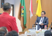 Penjaringan Aspirasi Bakal Calon Rektor, Sivitas Akademika Agrokompleks Beri Masukan untuk Pengembangan Unhas FOTO: Calon rektor Unhas nomor urut 1 Rektor Universitas Hasanuddin, Prof. Dr. Ir. Jamaluddin Jompa, M.Sc., saat mengikuti kegiatan Penjaringan Aspirasi dan Sosialisasi Bakal Calon Rektor Periode 2026–2030. Setelah sebelumnya digelar di Zona A, kegiatan kali ini berlangsung di Zona B (Agrokompleks) yang meliputi Fakultas Pertanian, Fakultas Kehutanan, Fakultas Peternakan, Fakultas Teknologi Pertanian, dan Fakultas Ilmu Kelautan dan Perikanan.