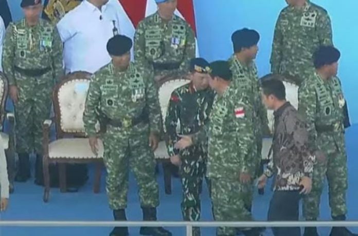 IMG-20251007-WA0264 FOTO: Hasil tangkapan layar dari video viral Presiden ke-6 RI Susilo Bambang Yudhoyono (SBY) tak menyalami Kapolri Jenderal Listyo Sigit Prabowo di peringatan HUT TNI ke 80 Silang Monas Jakarta Minggu (5/10) lalu jadi perhatian netizen.