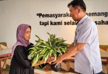 Dari Lahan Pembinaan, Tumbuh Kebaikan FOTO: Kepala Rutan Kelas IIB Barru saat memberikan sayuran kepada salah satu keluarga dari warga binaan Rumah Tahanan Negara.