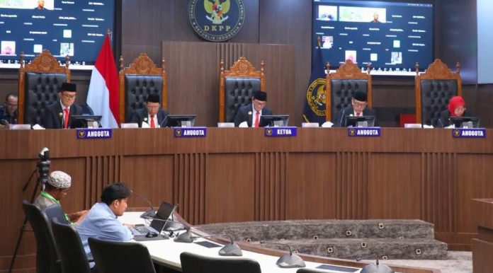 IMG-20251008-WA0103 FOTO: Ruang Sidang DKPP, Jakarta, Selasa (7/10/2025).