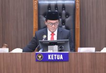 DKPP Sanksi Peringatan Keras ke KPU dan Bawaslu Kabupaten Maybrat FOTO: Hakim Ketua Heddy Lugito. dalam sidang pembacaan putusan terhadap enam perkara di Ruang Sidang DKPP, Jakarta, Senin (6/10/2025). (Properti DKPP)