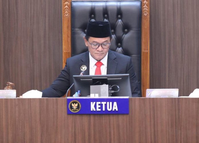 FOTO: Hakim Ketua Heddy Lugito. dalam sidang pembacaan putusan terhadap enam perkara di Ruang Sidang DKPP, Jakarta, Senin (6/10/2025). (Properti DKPP)