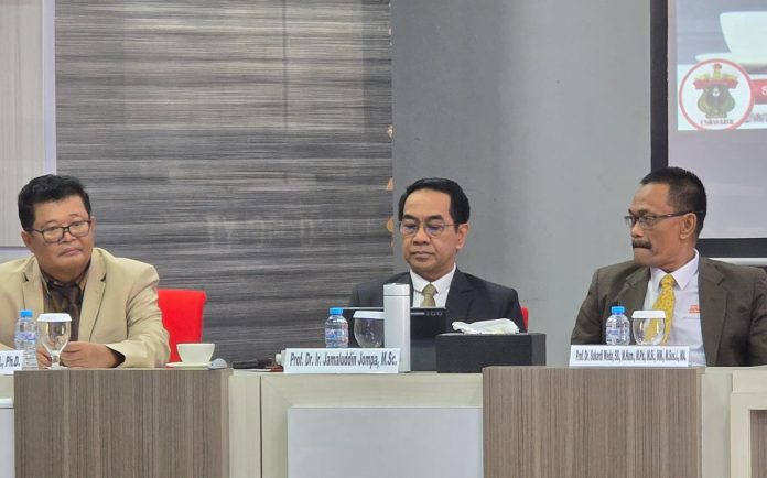 IMG-20251008-WA0177 FOTO: Paling tengah Rektor petahana Prof. Dr. Ir. Jamaluddin Jompa, M.Sc, saat melanjutkan Penjaringan Aspirasi dan Sosialisasi Bakal Calon Rektor Periode 2026-2030. Sesi ketiga hari ini, Rabu (8/10) diikuti oleh sivitas akademik dari fakultas rumpun ilmu-ilmu kesehatan, yaitu: Fakultas Kedokteran (FK), Fakultas Kedokteran Gigi (FKG), Fakultas Kesehatan Masyarakat (FKM), Fakultas Farmasi, dan Fakultas Keperawatan.