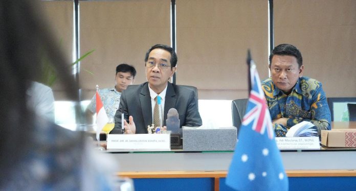 IMG-20251008-WA0240 FOTO: Rektor Universitas Hasanuddin, Prof. Dr. Ir. Jamaluddin Jompa, M.Sc., menerima secara resmi kunjungan delegasi dari Charles Darwin University (CDU), Australia di Ruangan Rektor Lantai 8, Gedung Rektorat, Kampus Unhas Tamalanrea, Makassar, Rabu (08/10).