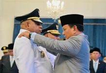 Presiden Lantik Gubernur Papua dan Komite Eksekutif Percepatan Pembangunan Otonomi Khusus FOTO: Matius Fakhiri resmi menjabat Gubernur Papua masa jabatan 2025-2030. (Properti Setkab)