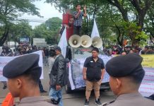 Dinilai Lamban dalam Mitigasi Gangguan Kamtibmas, FROMAG Bakal Kembali Geruduk Mapolda Sulsel FOTO: Front Rakyat Anti Mafia Agraria (RROMAG) saat menggelar aksi unjuk rasa pada Senin (06/10/25).
