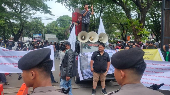 IMG-20251008-WA0324 FOTO: Front Rakyat Anti Mafia Agraria (RROMAG) saat menggelar aksi unjuk rasa pada Senin (06/10/25).