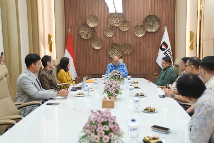 IMG-20251009-WA0008-768x512 FOTO: Pemerintah Kota Makassar diterima langsung oleh Chief Executive Officer (CEO) Badan Pengelola Investasi (BPI) Danantara, Rosan Roeslani, di Kantor Danantara. Rabu (8/10/2025). (Properti Pemkot Makassar)