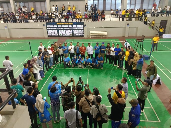 IMG-20251009-WA0213 FOTO: Gubernur Sulawesi Selatan, Andi Sudirman Sulaiman, secara resmi membuka Gubernur Badminton Cup 2025 dalam rangka memeriahkan Hari Jadi Sulawesi Selatan ke-356, Kamis (9/10/2025).