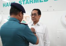 Rektor Unhas Terima Brevet Kehormatan Hiperbarik dari Komando Armada RI, Kodaeral VI FOTO: Komando Daerah TNI Angkatan Laut (Kodaeral), Laksamana Muda TNI Andi Abdul Aziz, S.H., M.M., menyerahkan brevet Kehormatan kepada Rektor Universitas Hasanuddin, Prof. Dr. Ir. Jamaluddin Jompa, M.Sc., bertempat di Gedung Hiperbarik Chamber Rumkital Jala Ammari Kodaeral VI, Makassar, pada Kamis (9/10).