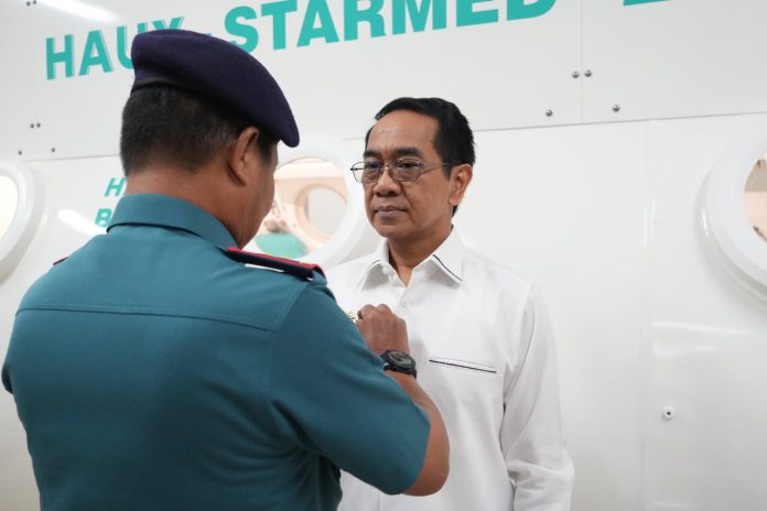 IMG-20251009-WA0320 FOTO: Komando Daerah TNI Angkatan Laut (Kodaeral), Laksamana Muda TNI Andi Abdul Aziz, S.H., M.M., menyerahkan brevet Kehormatan kepada Rektor Universitas Hasanuddin, Prof. Dr. Ir. Jamaluddin Jompa, M.Sc., bertempat di Gedung Hiperbarik Chamber Rumkital Jala Ammari Kodaeral VI, Makassar, pada Kamis (9/10).