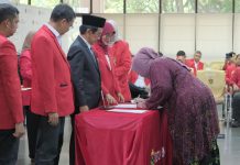 Rektor Unhas Lantik Pejabat Baru, Serahkan SK Professor dan Terima Kembali Dosen Yang Selesai Studi Doktoral FOTO: Rektor Unhas, Prof. Dr. Ir. Jamaluddin Jompa, M.Sc. menyaksikan penandatanganan Surat Keputusan Jabatan Profesor serta Penerimaan kembali Dosen Lulusan Program Doktor S3 Dalam Lingkup Universitas Hasanuddin. Kegiatan berlangsung pukul 10.00 Wita di Lantai Dasar Gedung Rektorat, Kampus Unhas Tamalanrea, Makassar, Jumat (10/10).