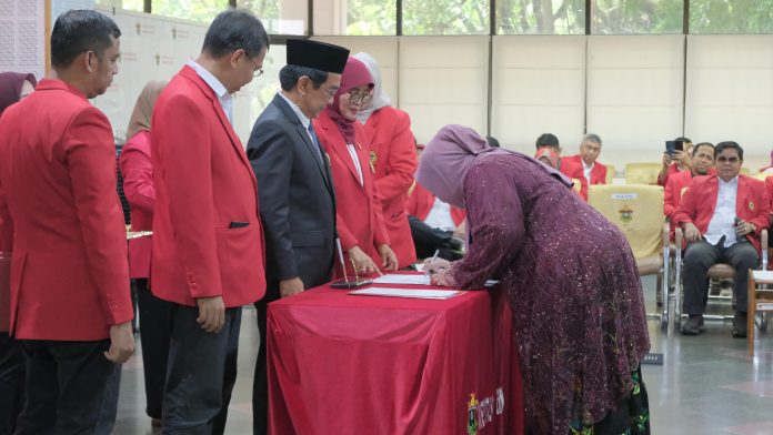 FOTO: Rektor Unhas, Prof. Dr. Ir. Jamaluddin Jompa, M.Sc. menyaksikan penandatanganan Surat Keputusan Jabatan Profesor serta Penerimaan kembali Dosen Lulusan Program Doktor S3 Dalam Lingkup Universitas Hasanuddin. Kegiatan berlangsung pukul 10.00 Wita di Lantai Dasar Gedung Rektorat, Kampus Unhas Tamalanrea, Makassar, Jumat (10/10).