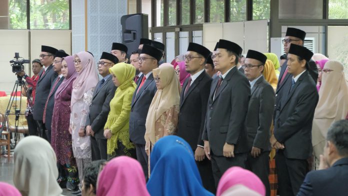 FOTO: Rektor Unhas, Prof. Dr. Ir. Jamaluddin Jompa, M.Sc. melantik 48 pejabat baru di lingkup Universitas Hasanuddin. Kegiatan berlangsung pukul 10.00 Wita di Lantai Dasar Gedung Rektorat, Kampus Unhas Tamalanrea, Makassar, Jumat (10/10).