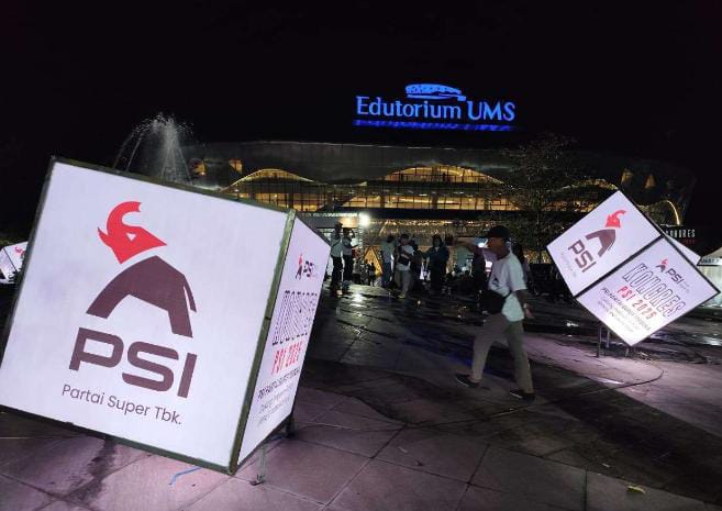 IMG-20251010-WA0206 FOTO: Logo baru Partai Solidaritas Indonesia (PSI) yang terpajang di halaman Edutorium UMS saat Kongres (Foto: RRI/ Humas PSI)