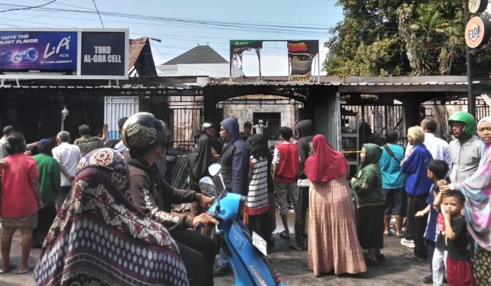 IMG-20251010-WA0311 FOTO: Kebakaran terjadi di Jalan Pelita Raya II, Kota Makassar, Sulawesi Selatan (Sulsel). Sebanyak 1 warung coto dan 2 kios hangus terbakar akibat dugaan kebocoran gas dari kompor.