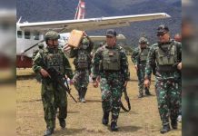 Ke Garis Terdepan di Papua, Jenderal Bintang Tiga ini Menenteng Senjata FOTO: Pangkogabwilhan III, Letjen TNI Bambang Trisnohadi mengunjungi prajurit yang berada di garis depan Distrik Nenggeagin, Pos Satgas Yonif 408/Suhbrastha (SBH). (Foto: Dok. Penkogabwilhan III)