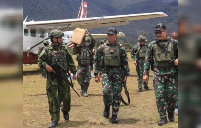 IMG-20251011-WA0358 FOTO: Pangkogabwilhan III, Letjen TNI Bambang Trisnohadi mengunjungi prajurit yang berada di garis depan Distrik Nenggeagin, Pos Satgas Yonif 408/Suhbrastha (SBH). (Foto: Dok. Penkogabwilhan III)