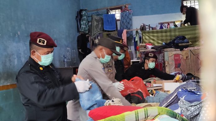 IMG-20251011-WA0524 FOTO: Personel Kepolisian Resor Barru bersama tiga puluh lima petugas Rutan Kelas IIB melakukan penggeledahan gabungan sebagai tindak lanjut dari perintah langsung Direktur Jenderal Pemasyarakatan. Jumat, 10 Oktober 2025 mulai pukul 17.00 WITA. (Properti Rutan Kelas IIB Barru)