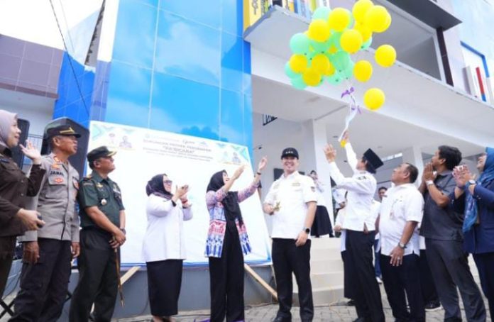 IMG-20251011-WA0531 FOTO: Pemerintah Kabupaten Pangkajene dan Kepulauan meresmikan Gedung Layanan Perpustakaan Daerah sekaligus meluncurkan program literasi terbaru, “Pa’bicara” (Pangkep Bina Minat Baca Aksara Lontarak) yang digelar di Kecamatan Bungoro Rabu, 30 Juli 2025. (Properti via Google)