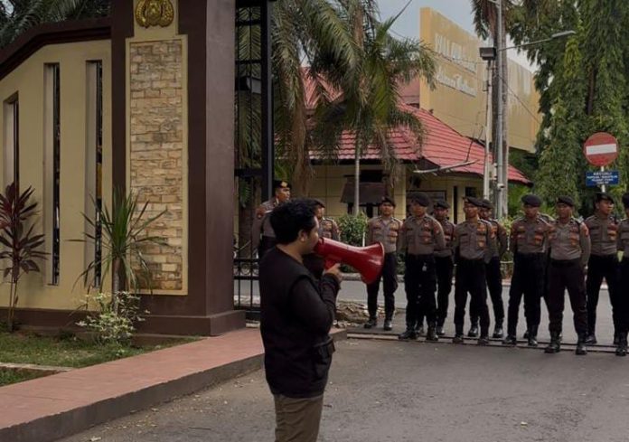 IMG-20251012-WA0206 FOTO: Sejumlah pemuda dan mahasiswa yang tergabung dalam Koalisi Pemuda dan Mahasiswa Bergerak menggelar aksi unjuk rasa di depan Markas Kepolisian Daerah (Polda) Sulawesi Selatan, Jumat (10/10/2025) lalu.