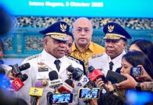 Presiden Prabowo Dorong Akselerasi Pembangunan Papua Melalui Sinergi Pemerintah Daerah dan Komite Eksekutif FOTO: Gubernur Papua Matius Fakhiri menyampaikan keterangan pers usai dilantik oleh Presiden Prabowo Subianto di Istana Negara, Jakarta, pada Rabu, 8 Oktober 2025. (Foto: BPMI Setpres)